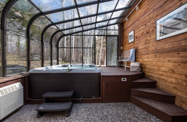 Condor by AvantStay | Gorgeous Mountain Home w/Hot Tub & Sauna