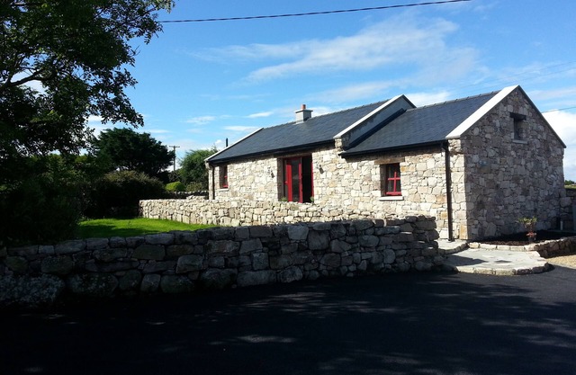 Connemara Stone Barn on Wild Atlantic Way, walk to beach, near Aran Island Ferry
