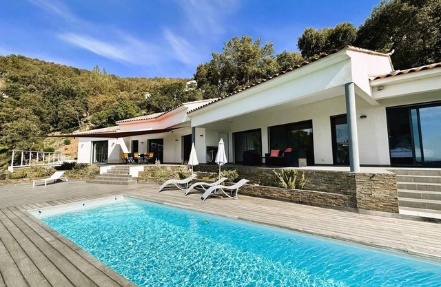 Contemporary villa for 8 people with air conditioning a large heated pool and panoramic sea.
