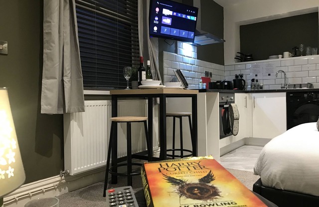 Contemporary 1 bed Studio for Comfy Stay in Wigan