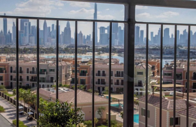 Contemporary 1BR in La Mer with Skyline Views!