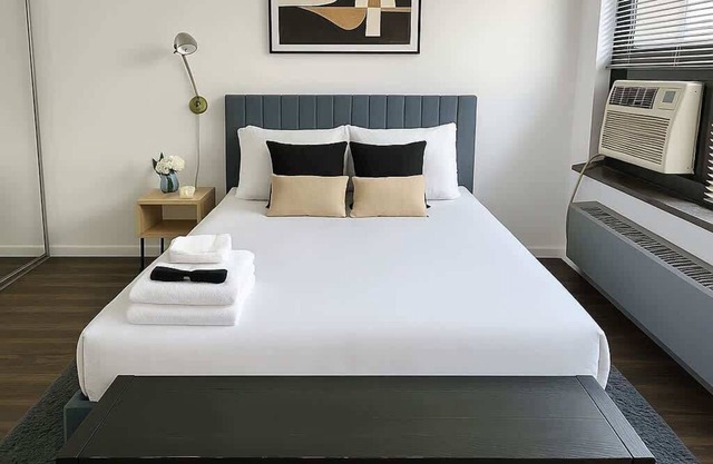 Contemporary 2BR Apartment in Vibrant Hyde Park