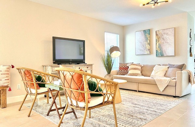 Contemporary 4-Bed Home Steps from Downtown & ATT Center