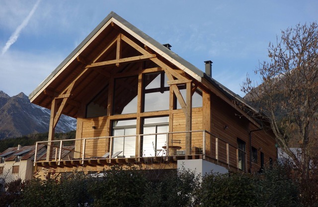 Contemporary chalet on the heights of Lake Serre-ponçon