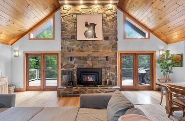 Contemporary Chalet - Open floor plan - Location!