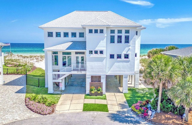 Contemporary Gulf Front Home with Privacy and Solitude-Perfect for Families