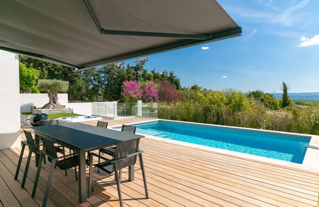 ★CONTEMPORARY House Pool &Hot Tub ★ BERSY LUXURY PROPERTIES® ★ At the foot of MONT VENTOUX★
