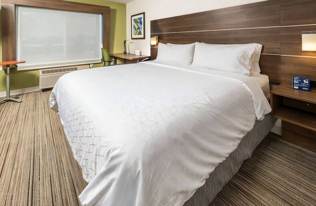 Contemporary King Room with Luxury and Comfort