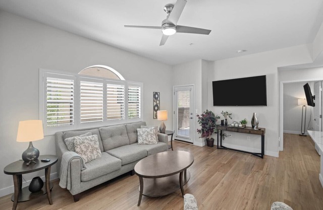 Contemporary Lavish Suite 2 Bedroom Condo