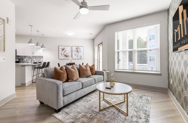 Contemporary Living 5 Min From Downtown