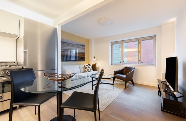 Contemporary One-Bedroom Apartment in Brooklyn Hei