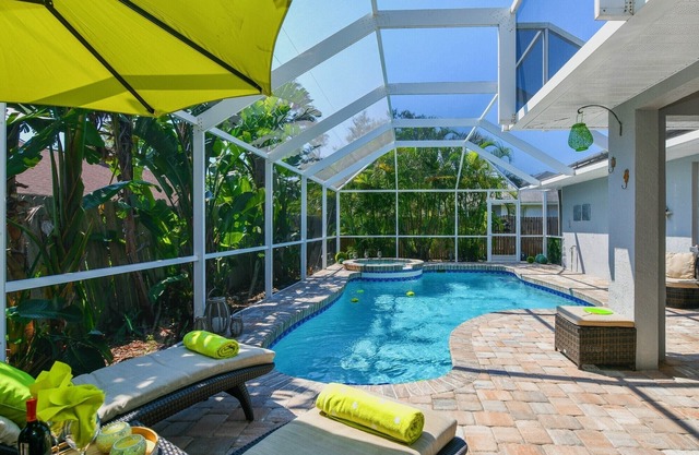 Contemporary Pool Villa I - just few minutes to Beach - heated Pool & Spa, WiFi!