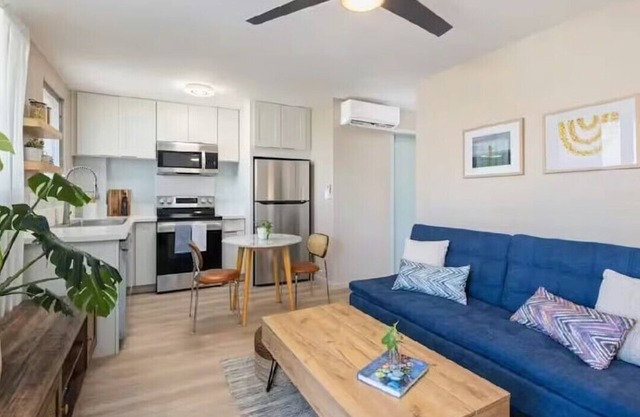 Contemporary & Renovated Honolulu Suite w/AC