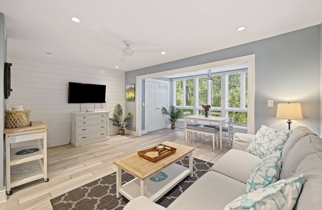 Contemporary Seascape Villa, Popular Kiawah West Beach, 1BR, Steps to Beach!