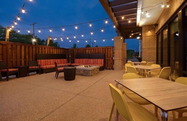 Contemporary Suite w/Full Fridge & Outdoor Spaces