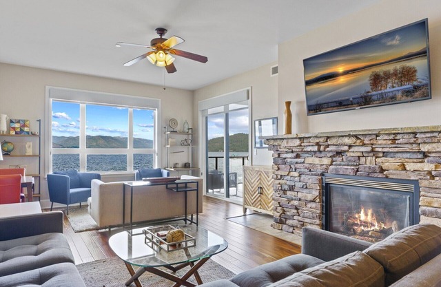 Contemporary, Views Yr Round- Seasons at Sandpoint