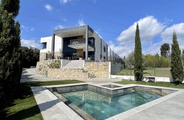 Contemporary villa 10 minutes from Cannes