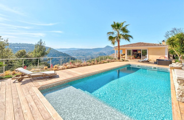 Contemporary villa ideally located between Villefranche and Nice.