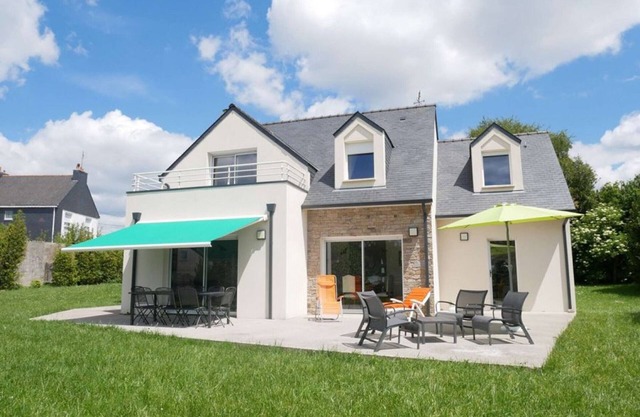 Contemporary Villa in Belz - 4 Bedrooms, Garden