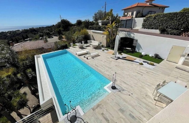 Contemporary villa with sea and mountain views 10 minutes from the beach