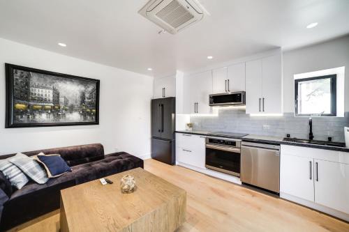 Contemporary Woodland Hills Retreat Near US-101!