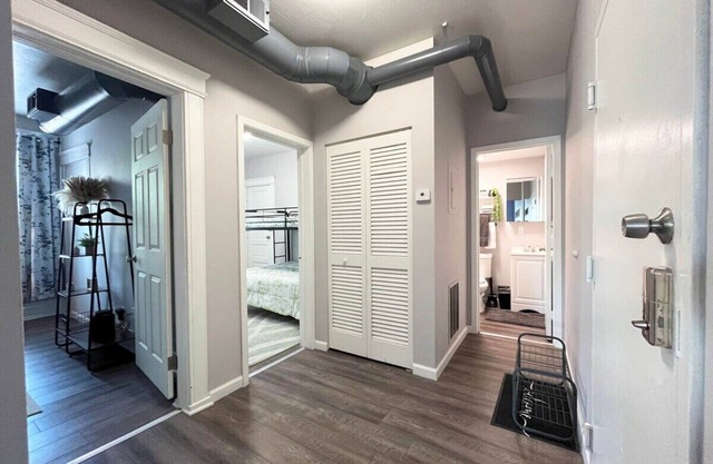 Conteporary Upgraded DT CLE 2br Apt - Sleeps 6-7