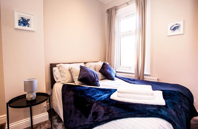 Contractor house, sleeps 7, close to restaurant's & bars, long stays available, Oveyo Accommodation