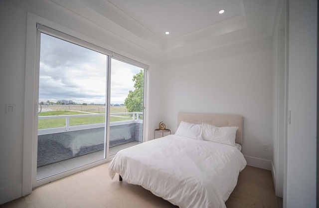 Convenient & Luxurious Brand New Home Near Airport (Long-term Bookings)