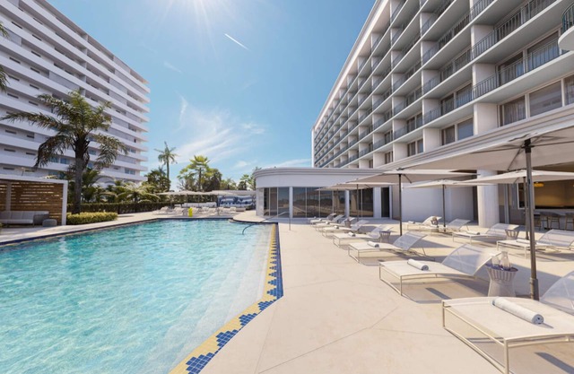 Convenient Stay Close to Palm Beach! Beachfront Resort with Outdoor Pool