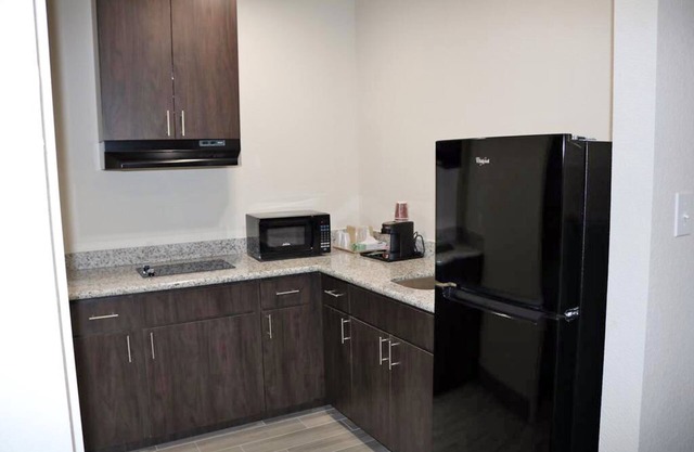 Convenient Stay for Budget Travelers: Includes Kitchenette, and Free Breakfast