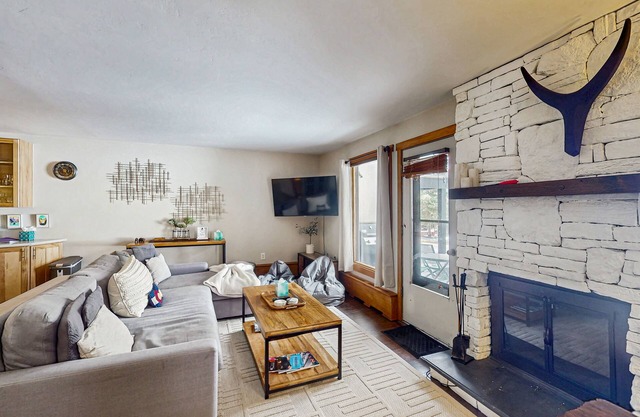 Conveniently located condo with full kitchen, fast wifi & next to golf course