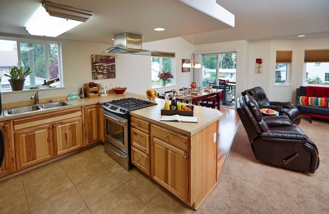 Conveniently Located Near Airport With Access To Everything Alaska Has To Offer!