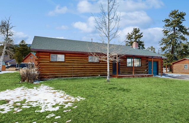 Conveniently located home with fully stocked kitchen, fast wifi & W/D