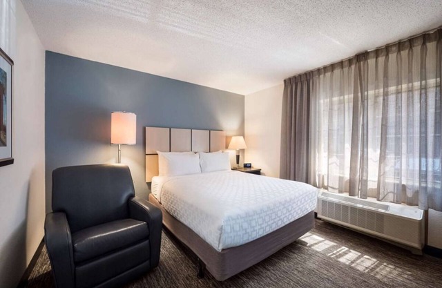 Conveniently To Excellent Transportation! Studio Queen with Full Kitchen!