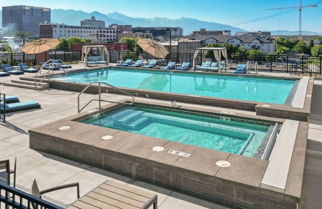 Convention Ctr 2BR/2BA Luxury Apartment Pool, HTub, Theatre