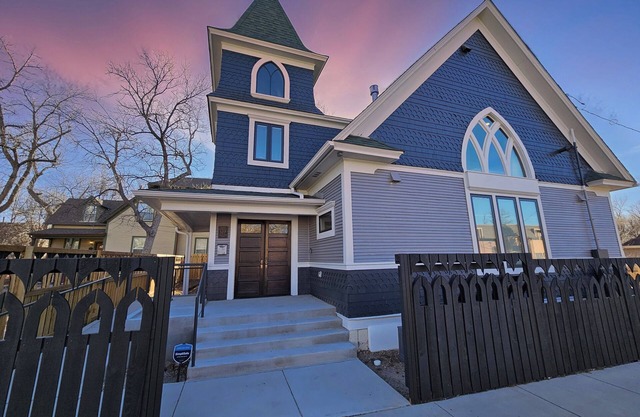 Converted Historical Church: Luxe, 4 King Bed, Accessible, Downtown, Chef Kitchn