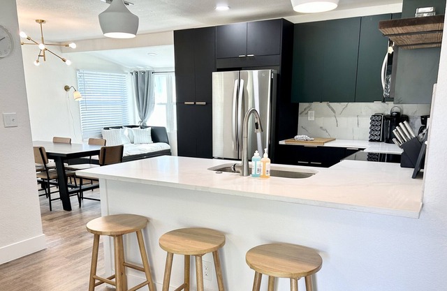 Cool just remodeled coastal cottage close 2 BEACH & DT ST PETE - Weekly Discount