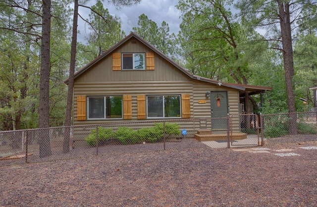 Cool Vintage Lake Cottage: Firepit, Kayaks, Bikes, horseshoe pit, outdoor movies