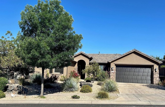 CORAL CANYON VIEW HOME ! UP ON THE LEDGE! DOG FRIENDLY!