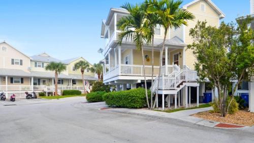 Coral Garden by AvantStay Great Location w Balcony Shared Pool