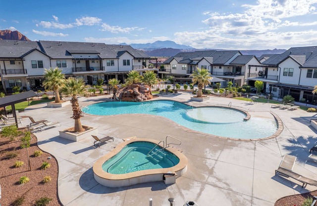 Coral Paradise Community Pool