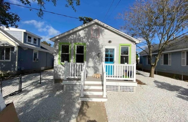 CORAL REEF is pet friendly and close to the water