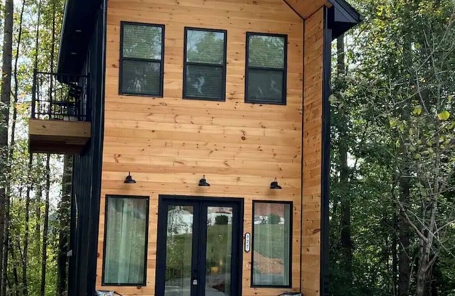 Cordial chalet with a balcony to have coffee with the squirrels
