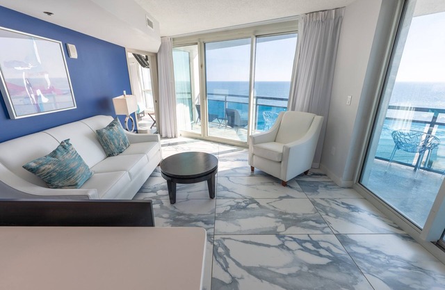 Corner condo w/180° ocean views & pools