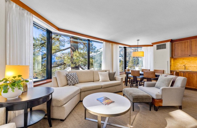 Corner king suite with Valley-view, pool, hot tub, golf & other resort amm.