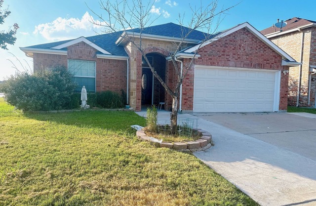 Corner Lot 4-bedroom house in Arlington with WiFi, AC