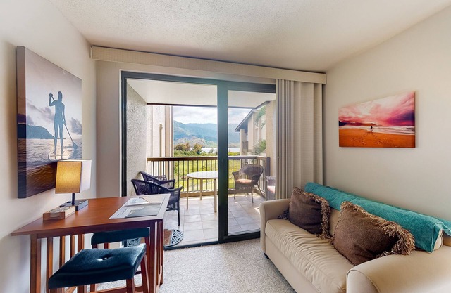 Corner studio with mountain/bay views, lanai, AC, 2 pools & 8 tennis courts