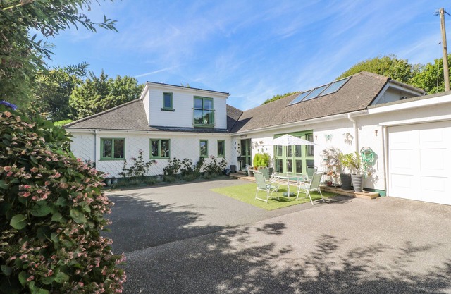 CORNERSTONE, pet friendly, with hot tub in Penzance