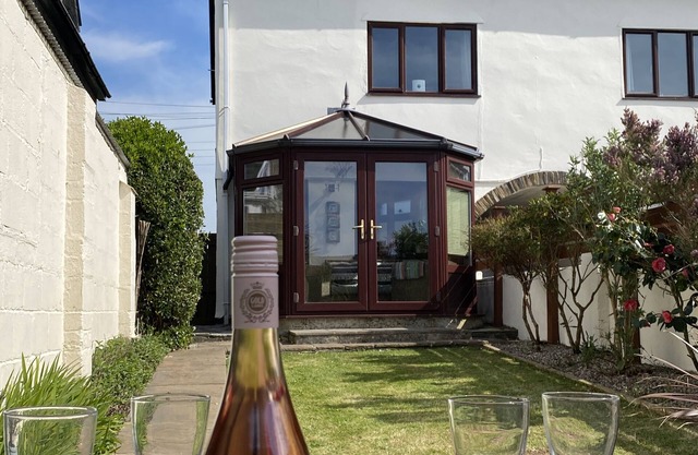 Cornish Holiday Home In Tintagel with views to the sea, parking and Wi-Fi