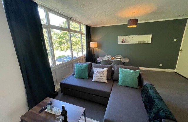 Cosy 2 Bed Apt- Wifi- Yard- Nr Park-Nr Stadium